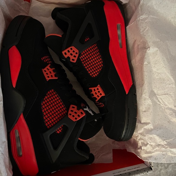 Air Jordan retro 4 red thunder size 10. 310$ worn once for 20 minutes